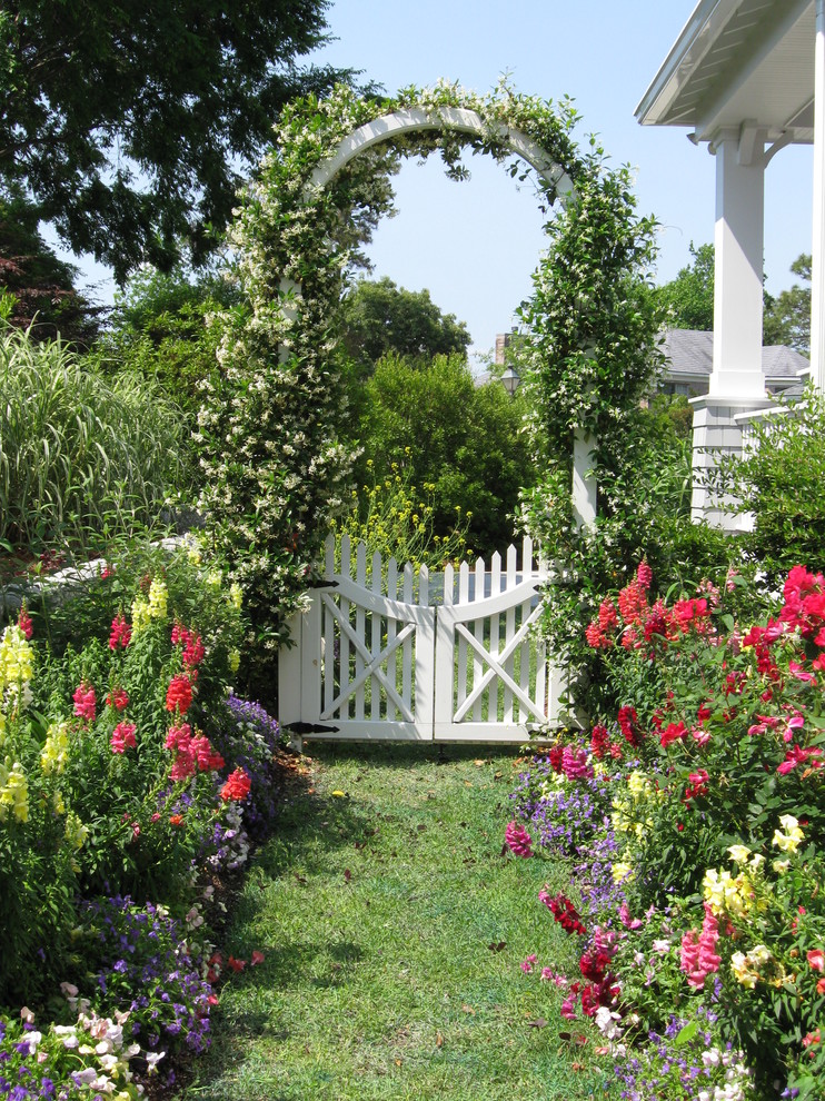 Foto di un piccolo giardino tradizionale esposto in pieno sole nel cortile laterale in estate con un ingresso o sentiero e pacciame