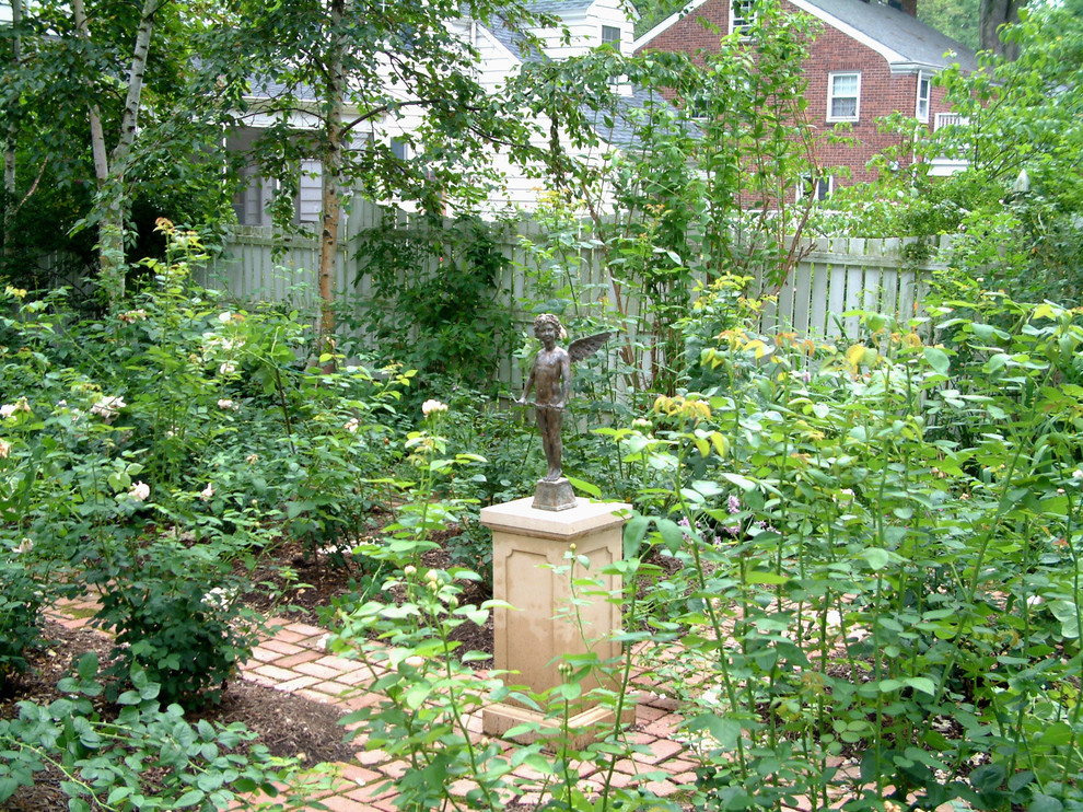 Klassischer Garten hinter dem Haus mit Pflastersteinen in New York