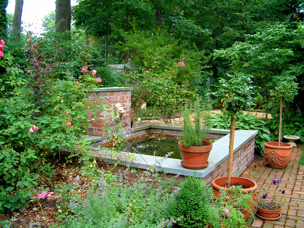 Cette image montre un jardin traditionnel avec un point d'eau.