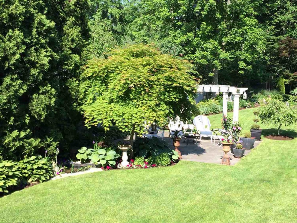 Пример оригинального дизайна: большой солнечный участок и сад на заднем дворе в классическом стиле с хорошей освещенностью