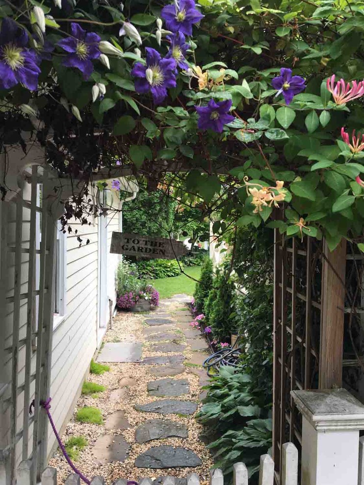 Idéer för mellanstora vintage trädgårdar i skuggan längs med huset, med grus