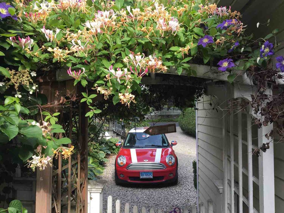 Inspiration for a mid-sized traditional shade side yard gravel landscaping in New York.