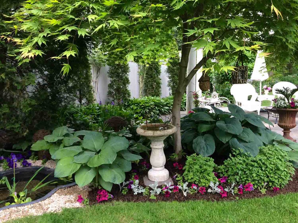 Ispirazione per un giardino formale tradizionale in ombra di medie dimensioni e dietro casa con pacciame