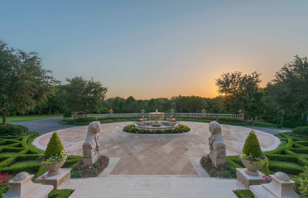 Design ideas for a traditional landscaping in Dallas.