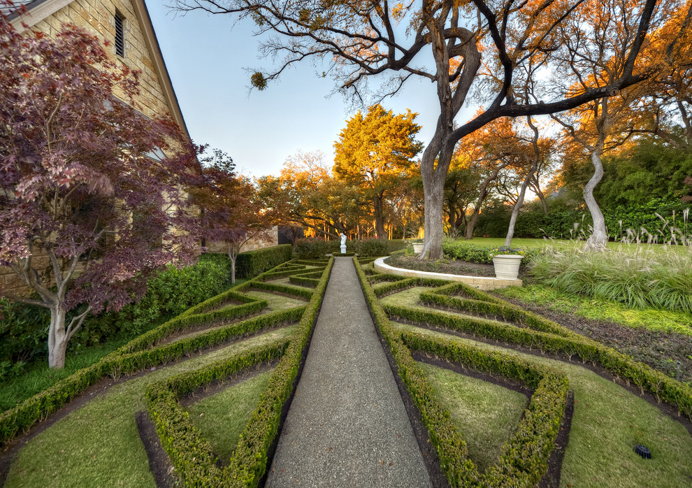Geometrischer, Großer Klassischer Kiesgarten im Herbst, hinter dem Haus in Dallas