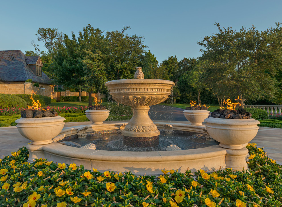 Inspiration for a traditional landscaping in Dallas.