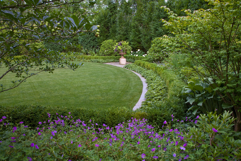 Diseño de jardín clásico en verano con jardín francés, exposición total al sol y adoquines de piedra natural