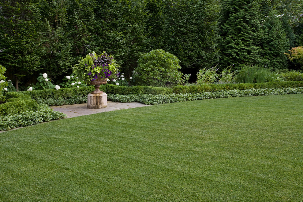 Ispirazione per un giardino formale chic esposto in pieno sole in estate con pavimentazioni in pietra naturale