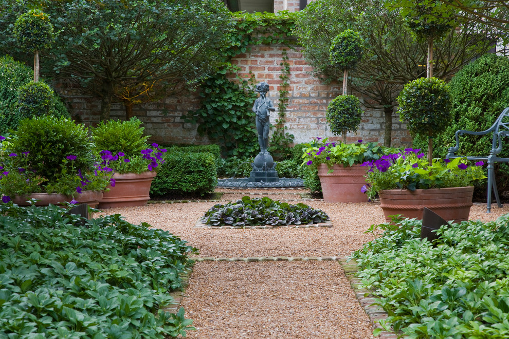 Стильный дизайн: большой тенистый, летний регулярный сад на заднем дворе в классическом стиле с покрытием из гравия - последний тренд