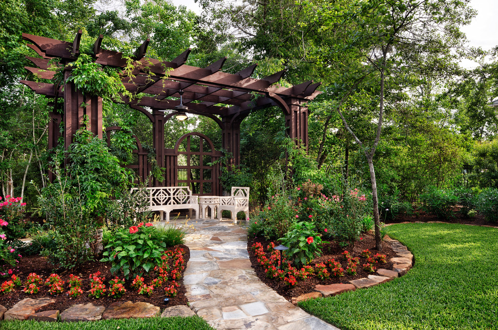Пример оригинального дизайна: участок и сад в классическом стиле с с перголой