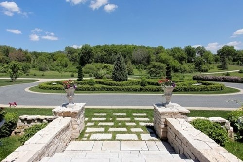 Immagine di un ampio giardino formale classico davanti casa con pavimentazioni in pietra naturale