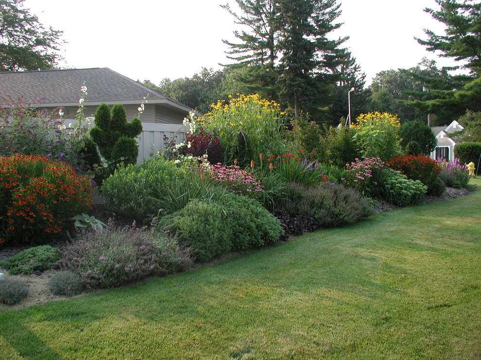 Design ideas for a traditional full sun side yard landscaping in Grand Rapids.