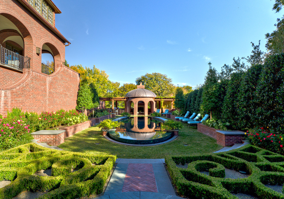 Photo of a traditional landscaping in Dallas.