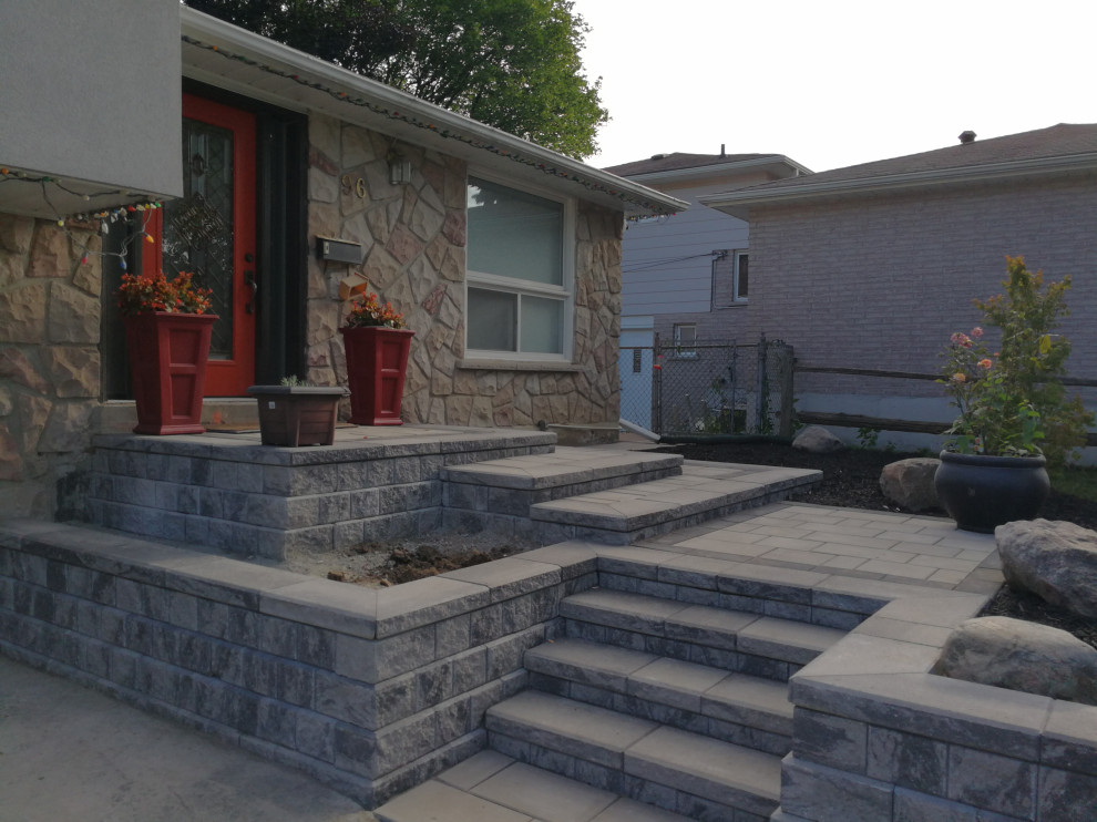 Foto di un piccolo giardino moderno esposto in pieno sole davanti casa con un ingresso o sentiero e pavimentazioni in cemento