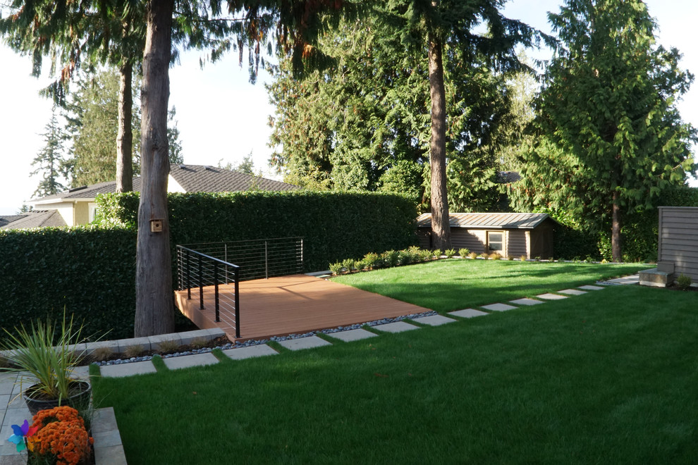 Immagine di un grande giardino moderno esposto a mezz'ombra dietro casa con un ingresso o sentiero e pavimentazioni in cemento