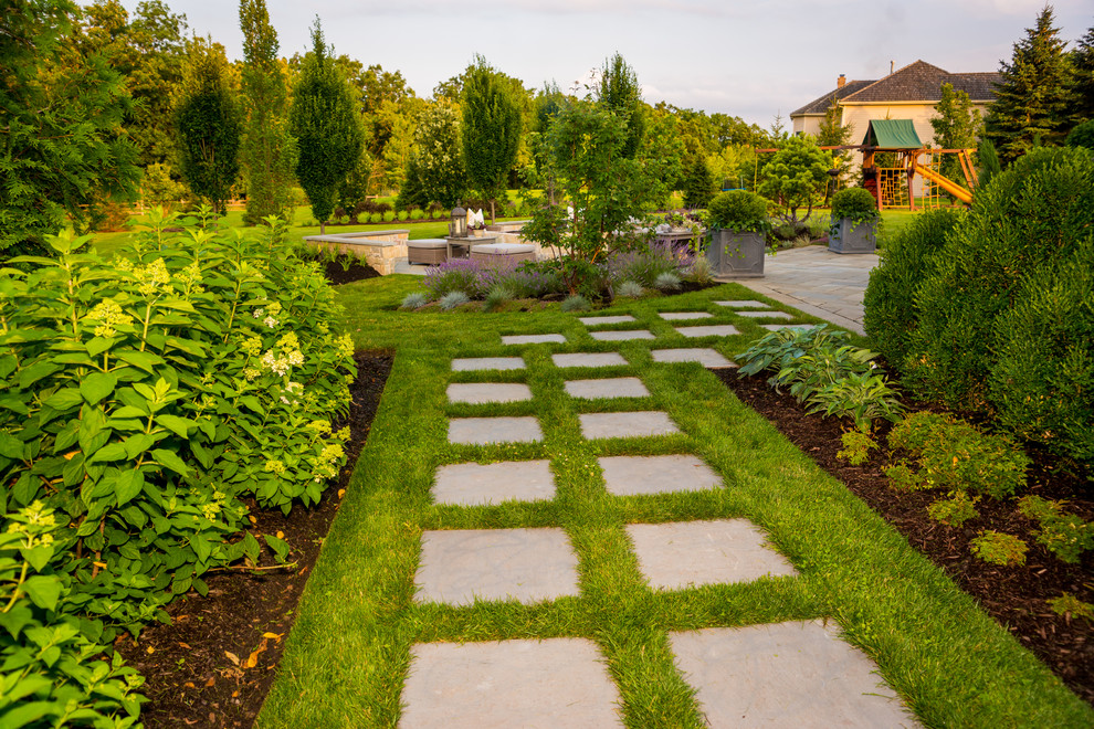 Geräumiger, Halbschattiger Klassischer Garten hinter dem Haus mit Natursteinplatten in Chicago