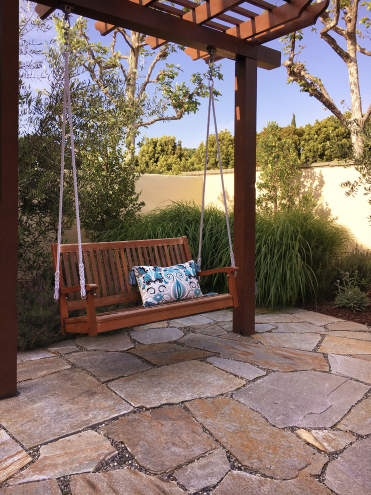 Foto di un giardino xeriscape minimal esposto in pieno sole di medie dimensioni e dietro casa in primavera con un focolare e pavimentazioni in pietra naturale
