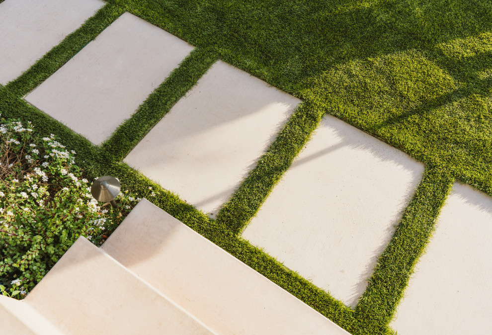 Diseño de jardín clásico grande en patio trasero con exposición total al sol y adoquines de hormigón
