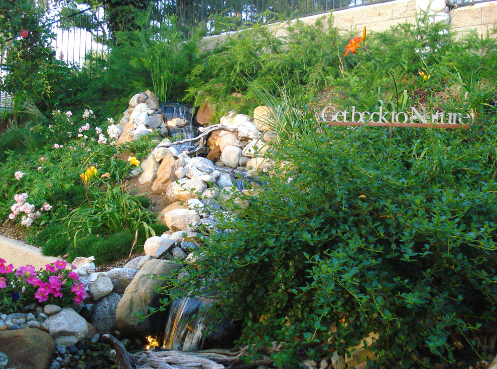 Großer Klassischer Garten hinter dem Haus mit Wasserspiel und direkter Sonneneinstrahlung in Orange County
