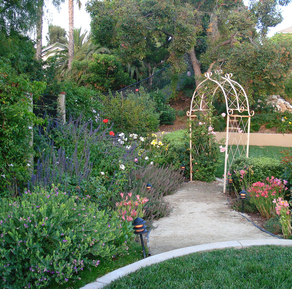 Ejemplo de jardín tradicional grande en patio trasero con exposición total al sol, jardín francés, huerto y gravilla