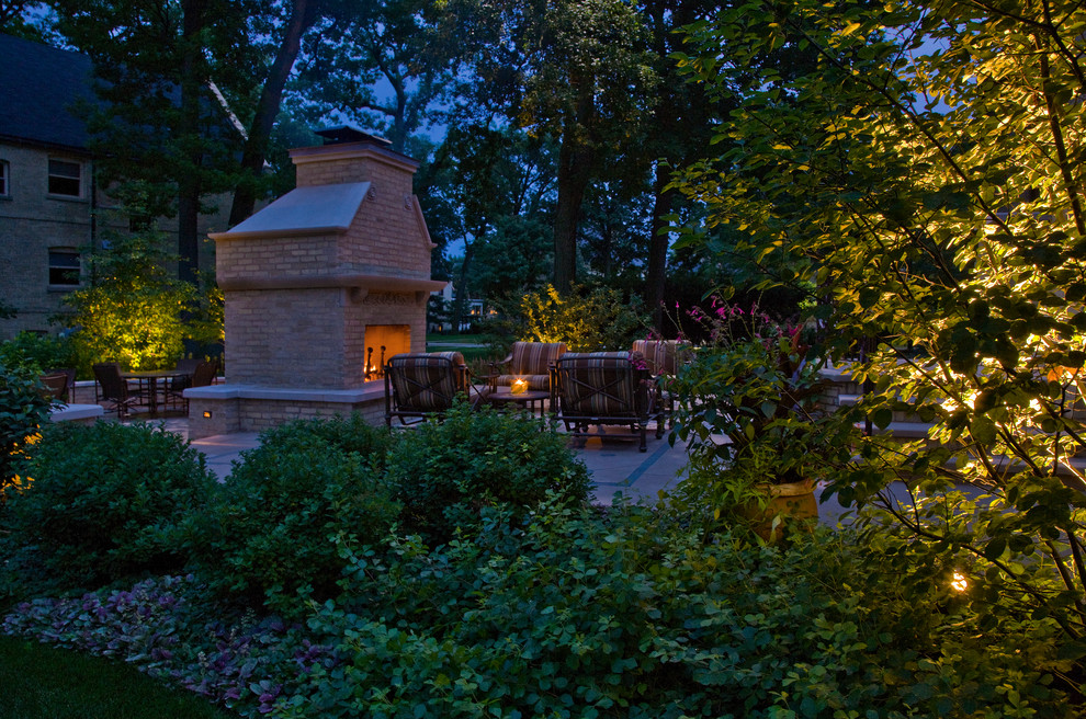 Großer, Schattiger Klassischer Garten im Sommer, hinter dem Haus mit Feuerstelle und Natursteinplatten in Chicago