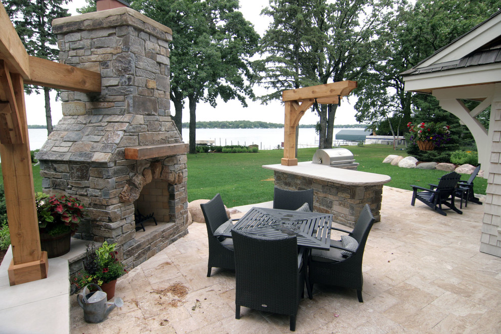 Diseño de patio costero de tamaño medio en patio trasero con brasero y adoquines de piedra natural