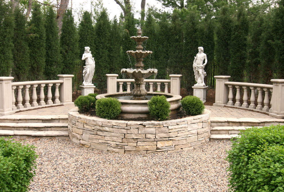 ミネアポリスにある広いヴィクトリアン調のおしゃれな庭 (庭への小道、日向、天然石敷き) の写真