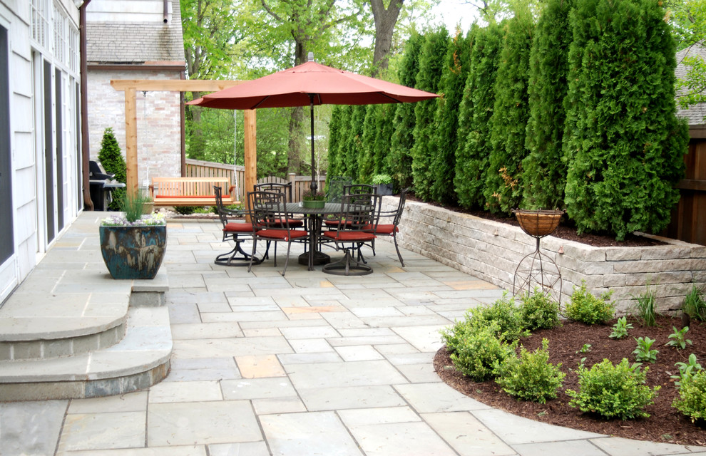 Idee per un piccolo patio o portico moderno dietro casa con pavimentazioni in pietra naturale