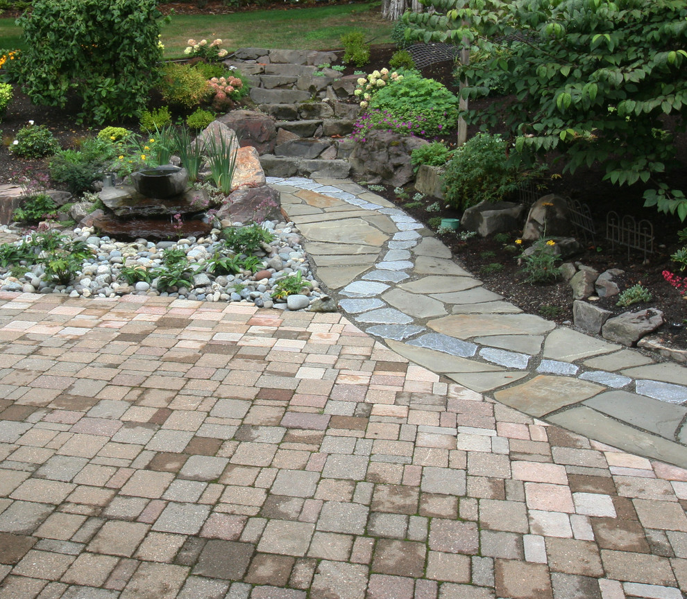 Ispirazione per un grande giardino tradizionale dietro casa con fontane e pavimentazioni in pietra naturale