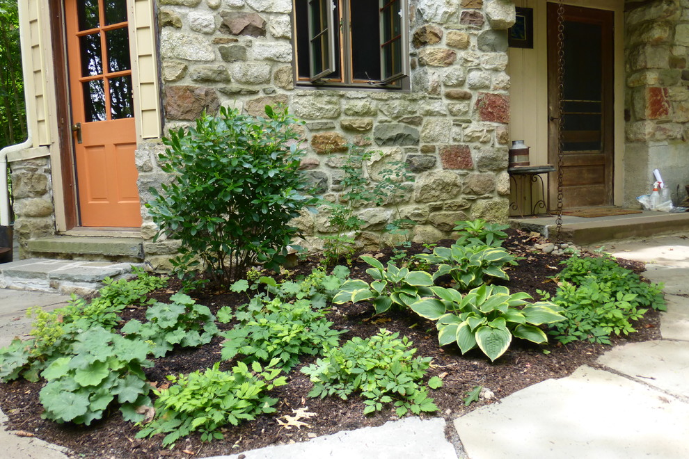 Ispirazione per un ampio giardino stile rurale in ombra davanti casa in estate con pavimentazioni in pietra naturale