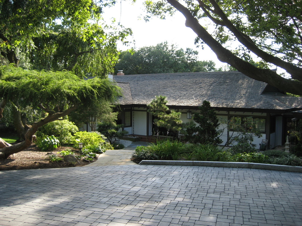 Immagine di un grande vialetto d'ingresso etnico esposto a mezz'ombra davanti casa in estate con un ingresso o sentiero e pavimentazioni in pietra naturale