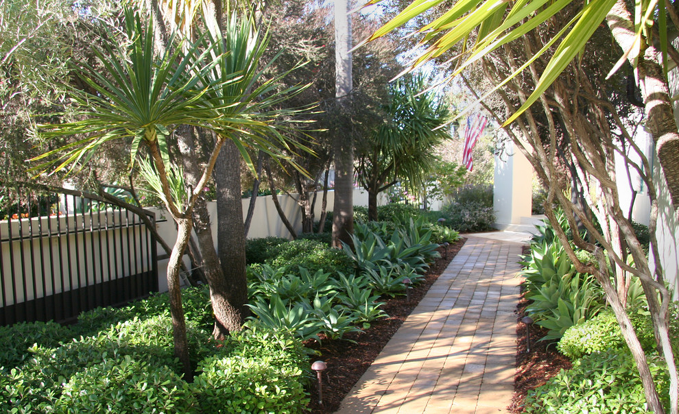 На фото: регулярный сад на переднем дворе в средиземноморском стиле с