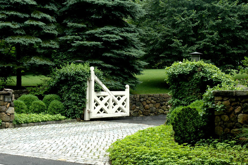 Idee per un grande vialetto d'ingresso chic davanti casa con pavimentazioni in pietra naturale