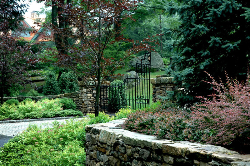 Großer Klassischer Garten mit Auffahrt und Natursteinplatten in New York