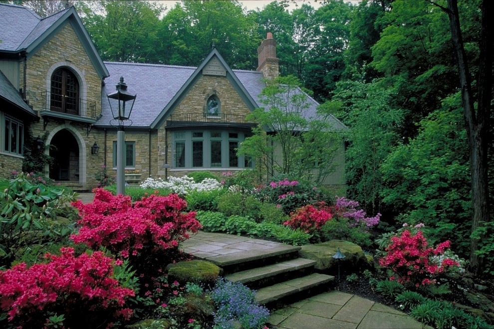 Inspiration for a traditional landscaping in Cleveland.
