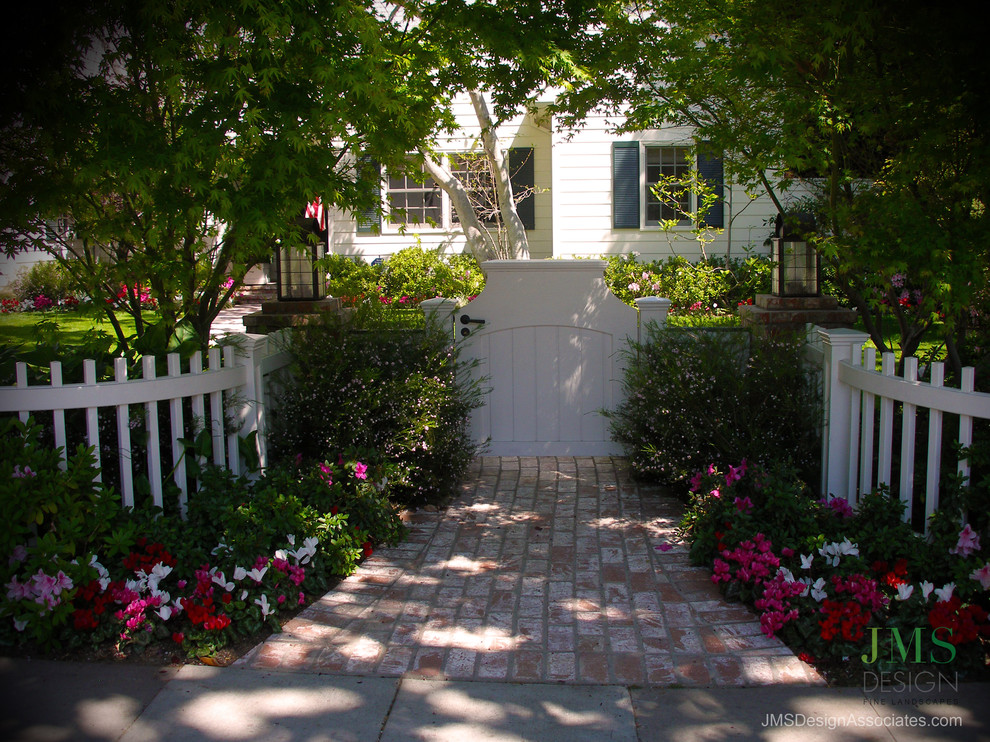 На фото: маленький участок и сад зимой на переднем дворе в стиле шебби-шик с садовой дорожкой или калиткой и полуденной тенью для на участке и в саду