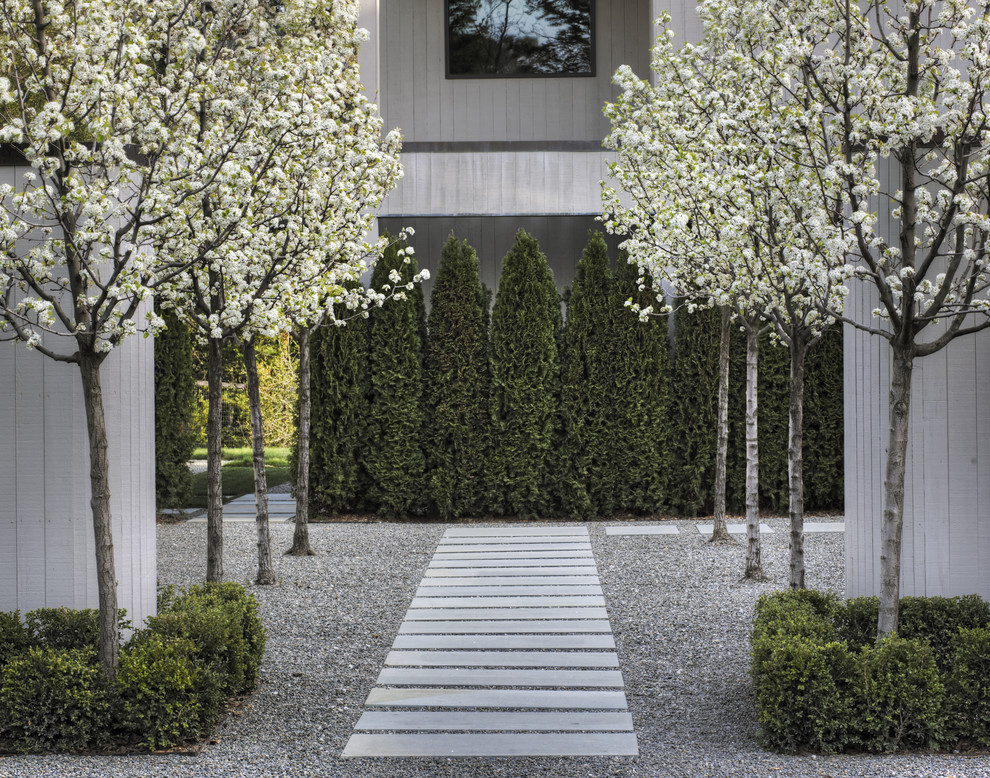 Cette image montre un très grand aménagement d'entrée ou allée de jardin latéral design au printemps avec des pavés en pierre naturelle et une exposition partiellement ombragée.