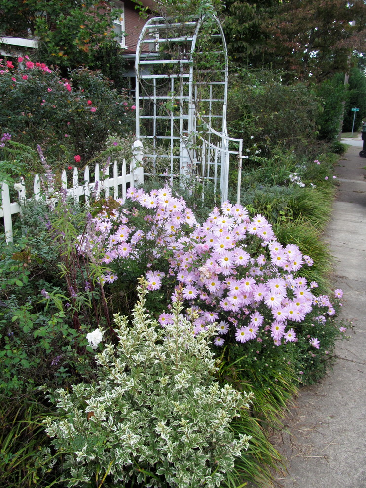 Inspiration pour un aménagement d'entrée ou allée de jardin avant victorien l'automne avec une exposition ensoleillée.