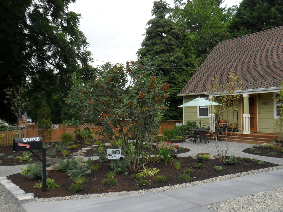 Photo of a medium sized farmhouse front xeriscape full sun garden in Portland with a garden path and gravel.