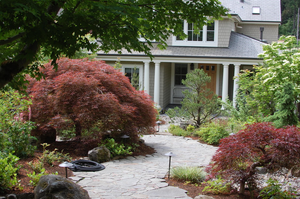 Diseño de jardín tradicional de tamaño medio en patio con adoquines de piedra natural
