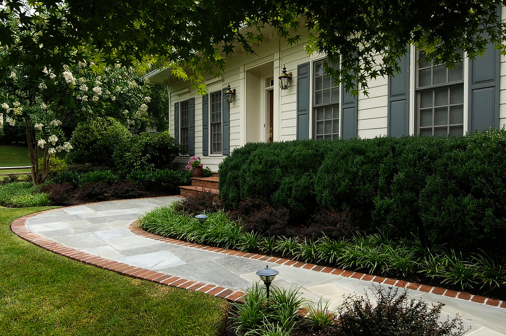 Foto di un giardino tradizionale esposto a mezz'ombra di medie dimensioni e davanti casa in estate con pavimentazioni in pietra naturale