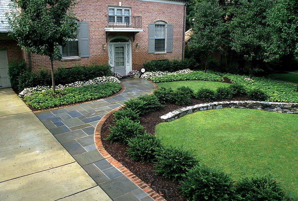 Esempio di un giardino chic esposto a mezz'ombra di medie dimensioni e davanti casa in estate con un ingresso o sentiero e pavimentazioni in pietra naturale