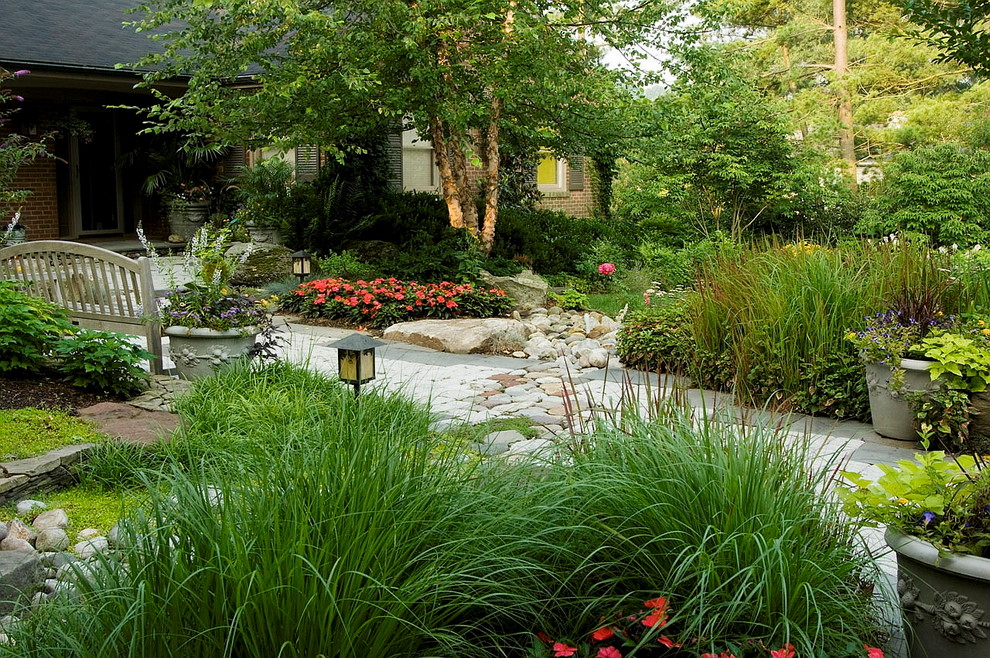 Immagine di un giardino boho chic esposto a mezz'ombra di medie dimensioni e davanti casa in estate con fontane e pavimentazioni in cemento