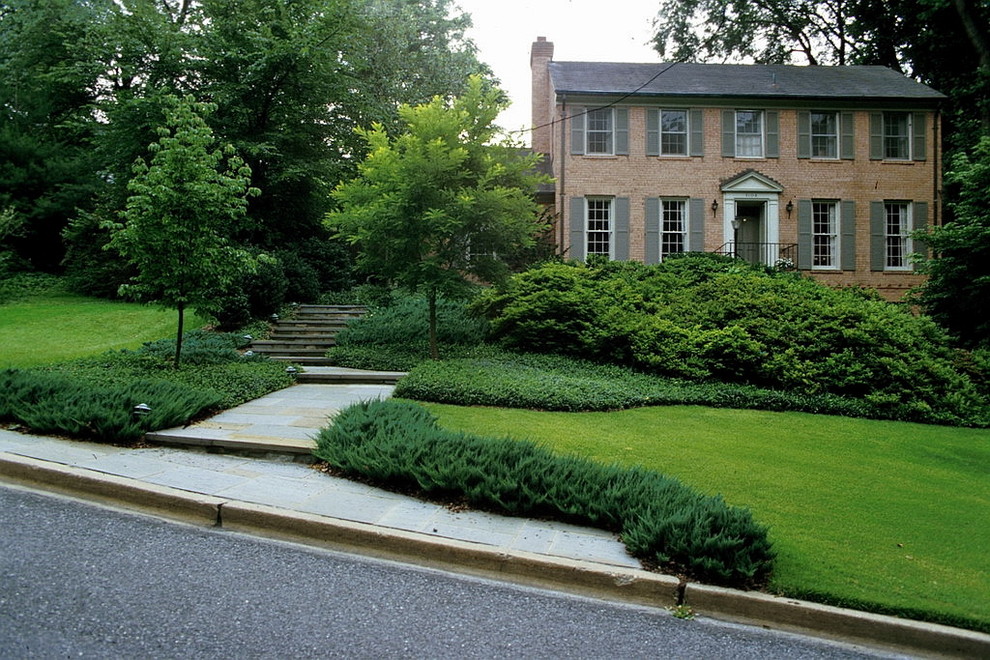 Esempio di un grande giardino chic esposto a mezz'ombra davanti casa in primavera con pavimentazioni in pietra naturale