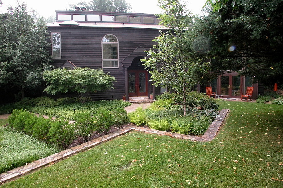На фото: весенний участок и сад среднего размера на переднем дворе в современном стиле с садовой дорожкой или калиткой, полуденной тенью и покрытием из каменной брусчатки