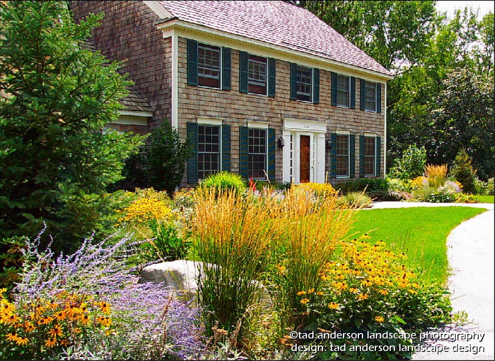 Idee per un giardino classico esposto in pieno sole davanti casa in estate con un ingresso o sentiero e graniglia di granito