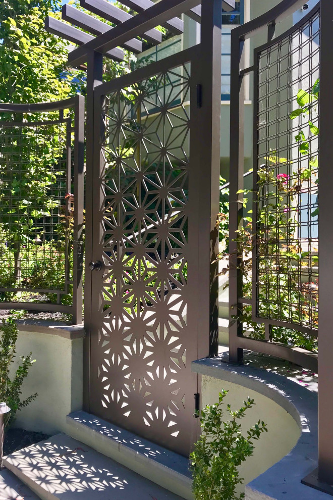 Inspiration pour un petit jardin avant bohème au printemps avec un portail, une exposition partiellement ombragée et des pavés en pierre naturelle.