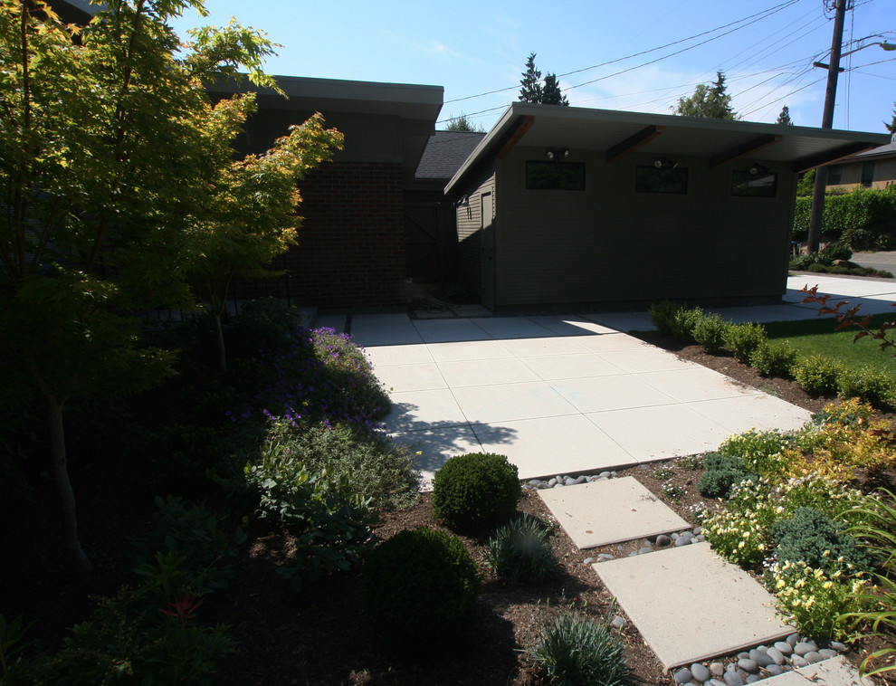 Modelo de camino de jardín moderno de tamaño medio en patio delantero con adoquines de hormigón