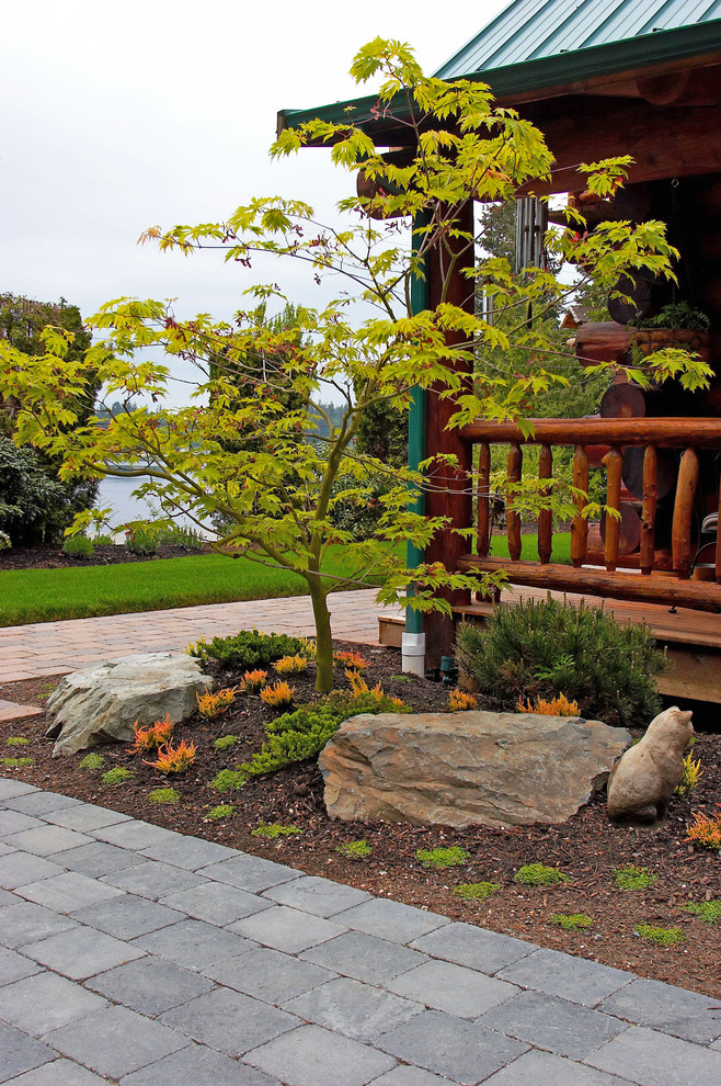 Mittelgroßer, Halbschattiger Stilmix Garten im Herbst mit Betonboden in Seattle