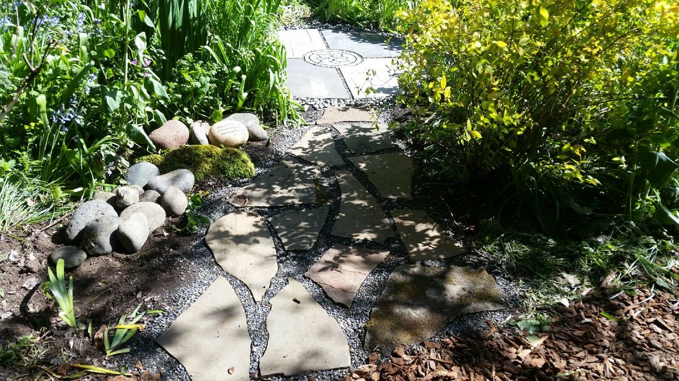 Idee per un piccolo giardino etnico esposto a mezz'ombra dietro casa con pavimentazioni in pietra naturale